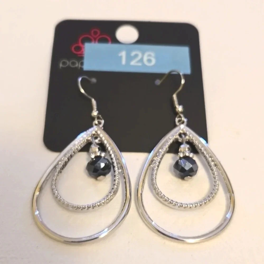 #498 NWT Paparazzi earring silver tone